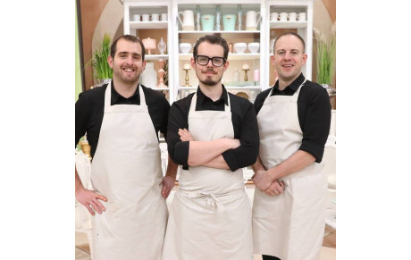 Un exposant participe au Meilleur Pâtissier de France